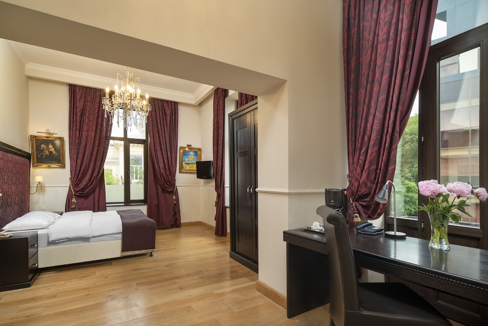 Executive Room - Photo 1