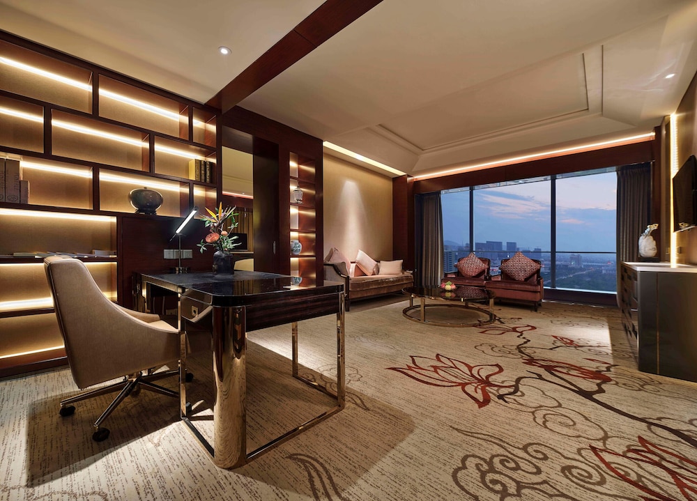 Business Suite with Garden View photo 2