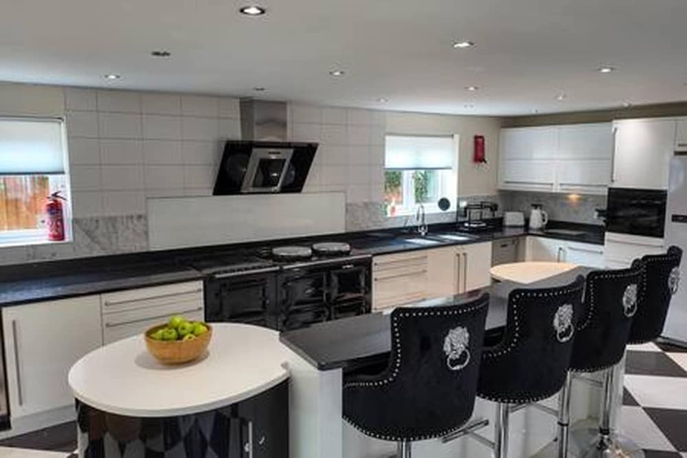 Stratford 4 BR Family Mansion With Pool, Gym & BBQ, Photo 8