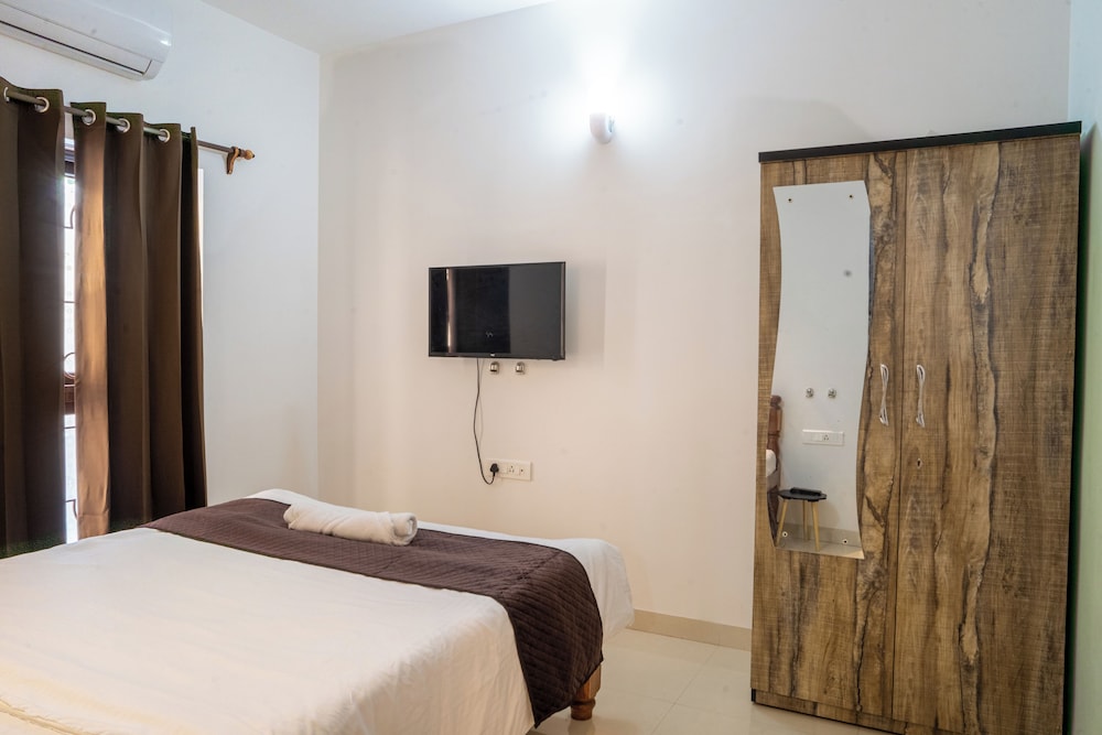 Deluxe Apartment, 1 King Bed with Sofa bed, Pool View photo 3