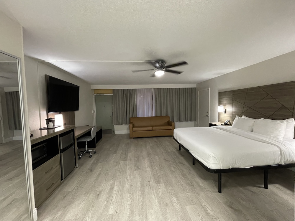Suite, 1 King Bed, Non Smoking, Hot Tub - Photo 5