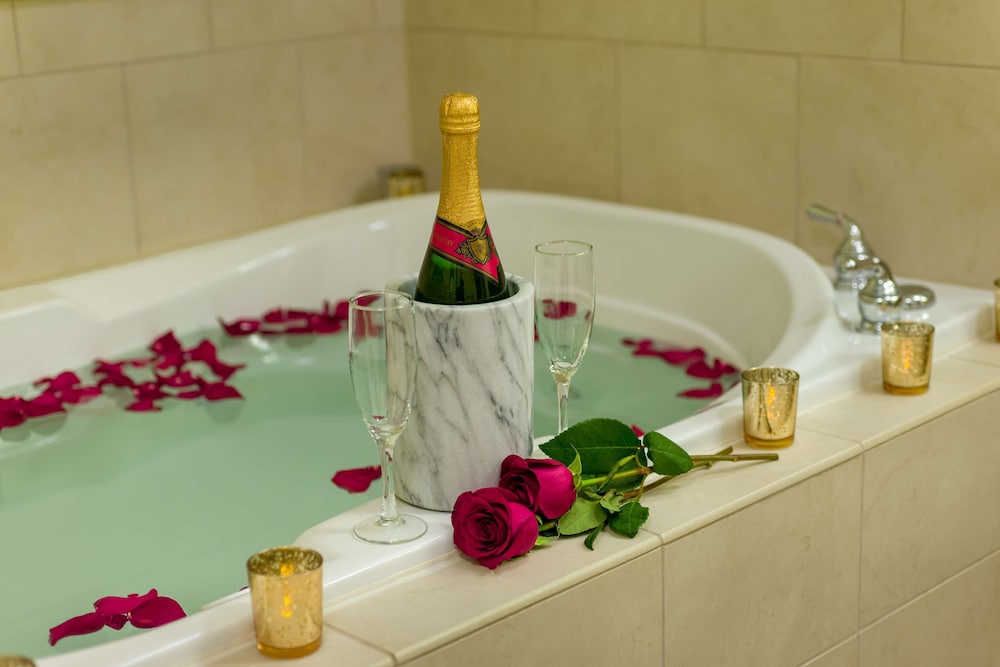 Suite, One King Bed, Accessible - Photo 3