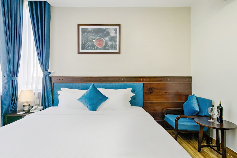 Executive Double Room, 1 King Bed, Bathtub, City View - Photo 5