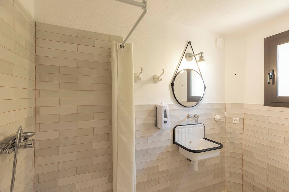 Chambre privee 2 lits avec salle photo 2
