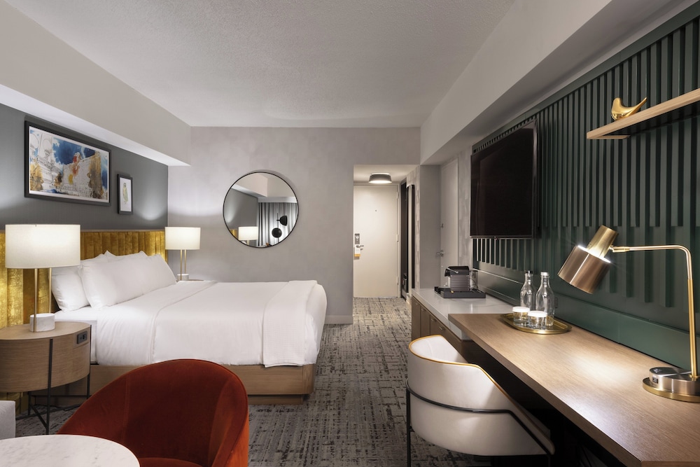 Premium Room, 1 King Bed (Chicago Skyline View) at voco Chicago Downtown - Riverwalk by IHG in Chicago