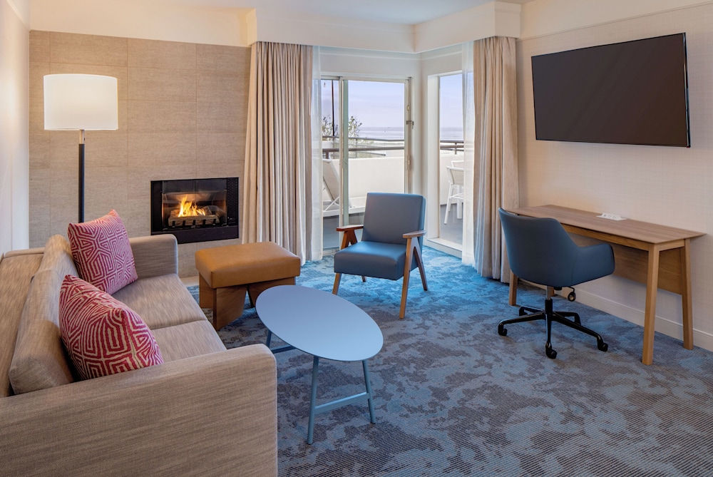 Suite, 1 King Bed, Balcony - Photo 5