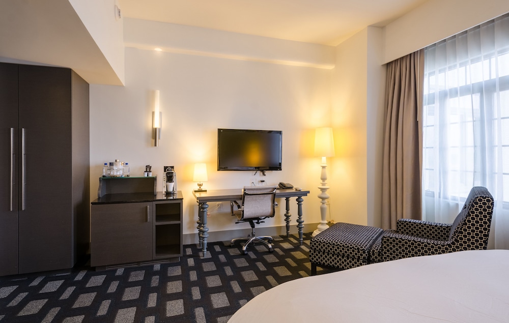 One King Bed, Accessible (Maverick Room) - Photo 2