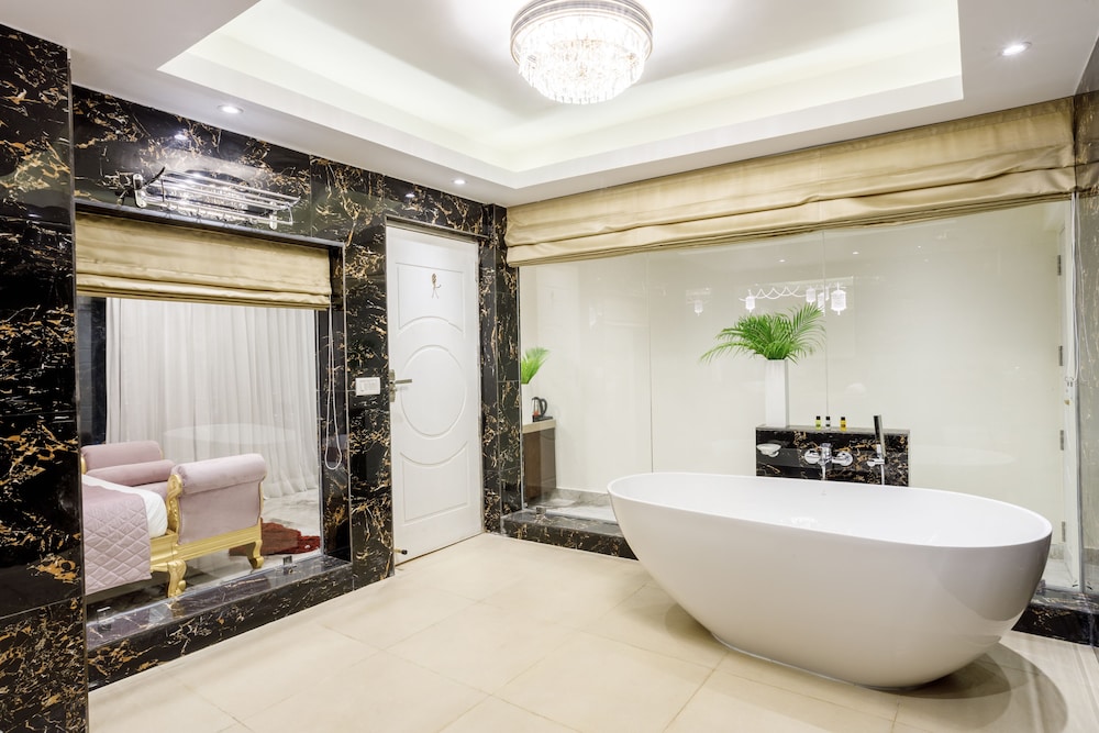 Royal Bath Tub With Balcony photo 2