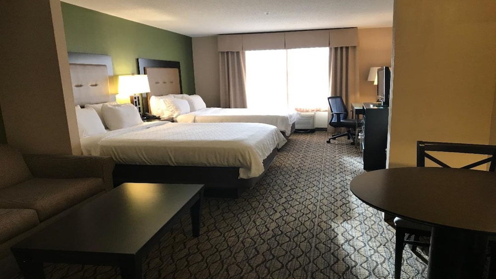 Suite, 1 King Bed, Accessible Bathtub (Communications) - Photo 5