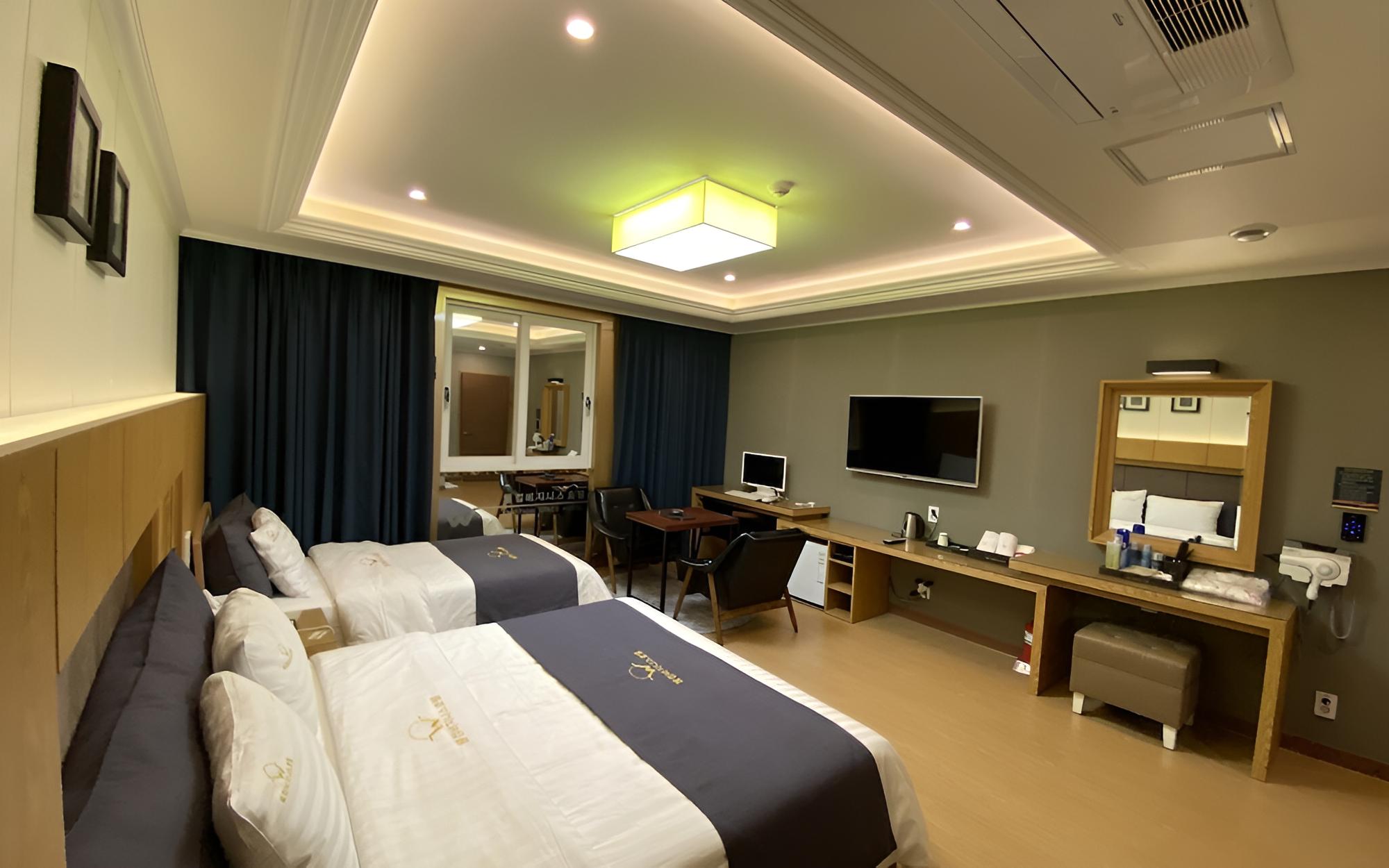 Room (Twin (Large Jetted Spa Tub)) - Photo 13