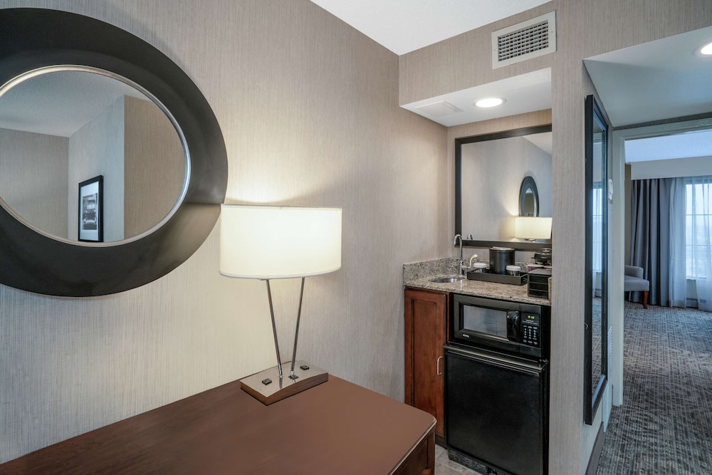 King, 1 King Suite, Non Smoking - Photo 2