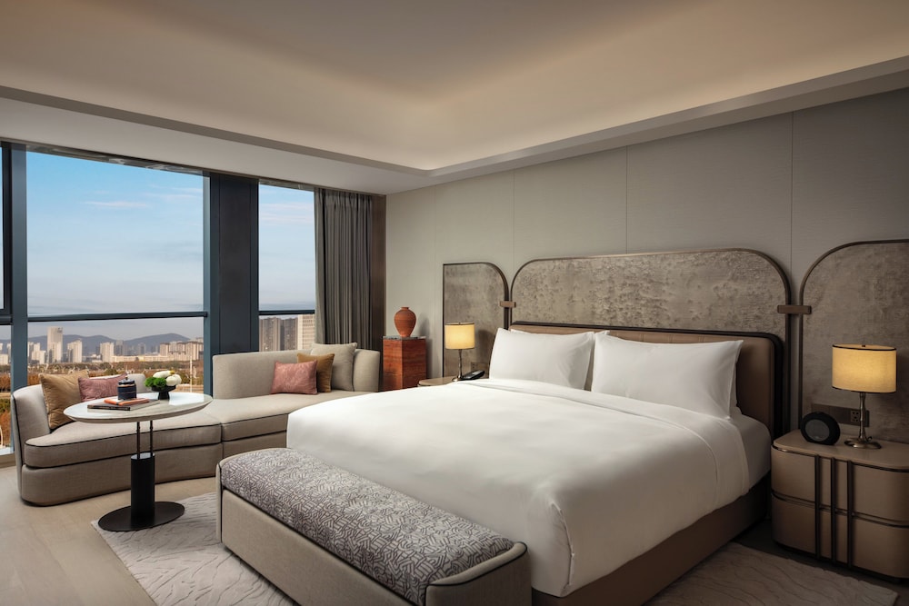 Classic Room, 1 King Bed, City View photo 3