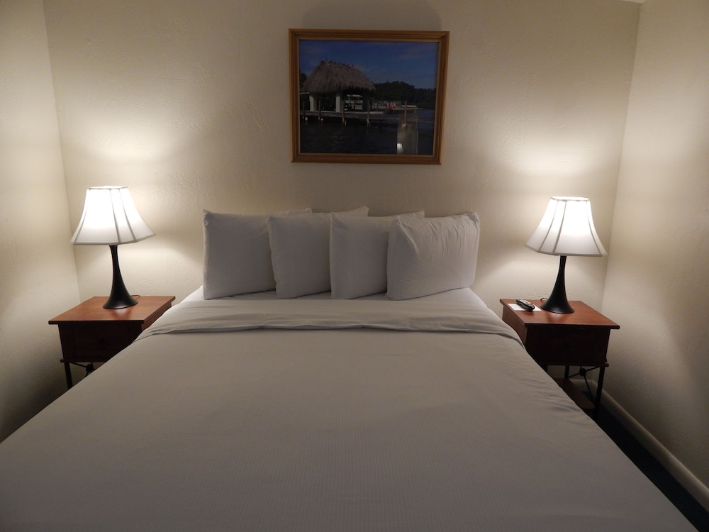 Basic Room, 1 Queen Bed photo 2