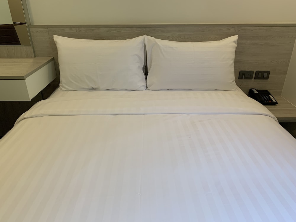 Standard Double Room thumbnail 5
