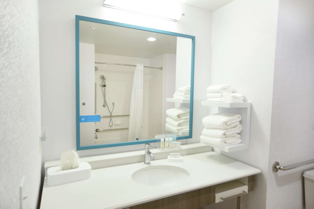 Room, 2 Queen Beds, Accessible, Bathtub photo 2