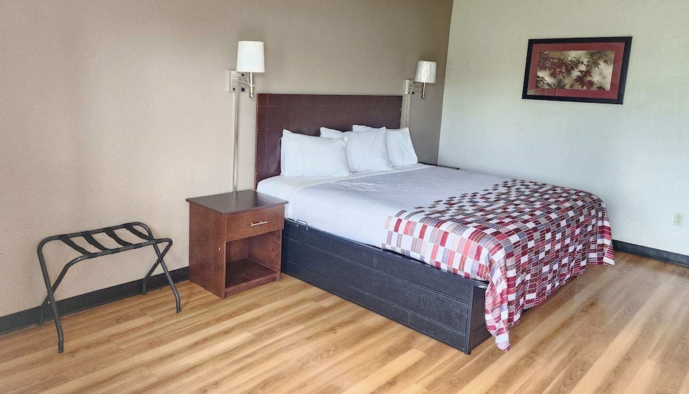 Deluxe Room, 1 King Bed, Smoking photo 2
