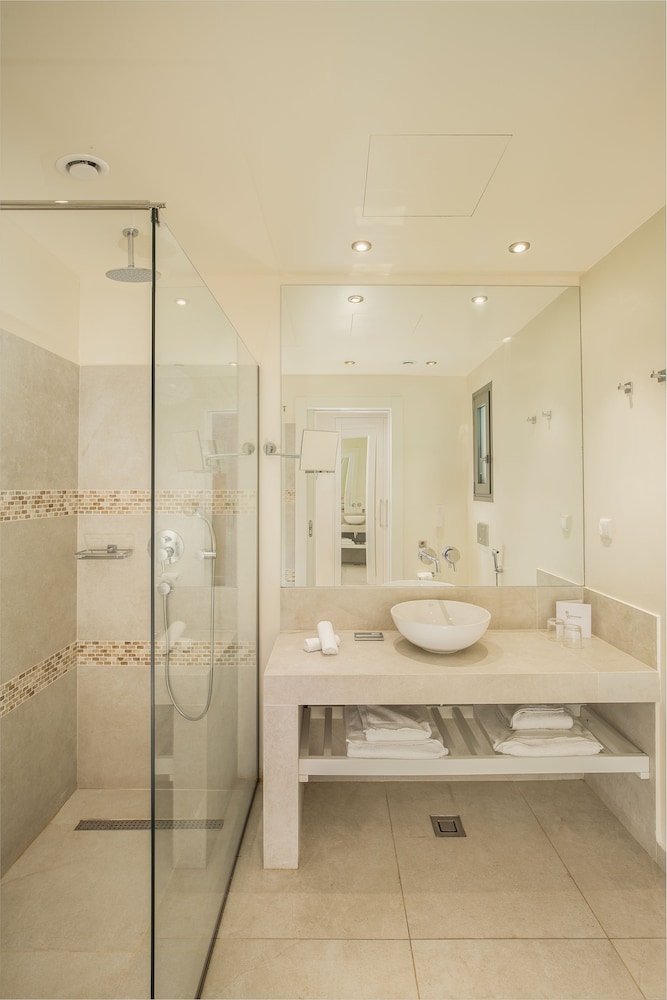 Superior Twin Room (Limited Bay View) thumbnail 5