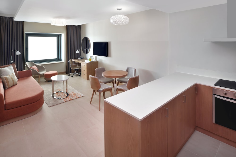 Premium Zimmer, 1 Kingsize-Bett, Küche, Stadtblick