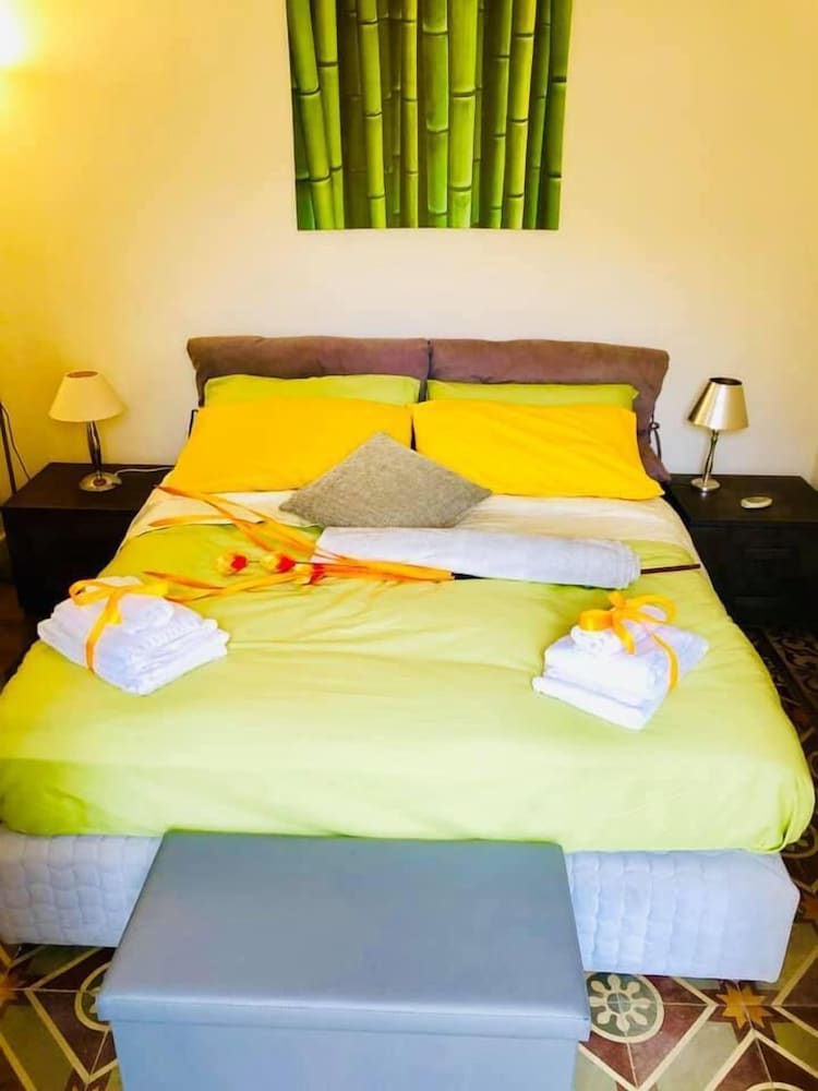 Double Room, Private Bathroom (External - Green)