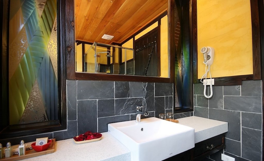 Double Room, 1 King Bed, Mountain View photo 2