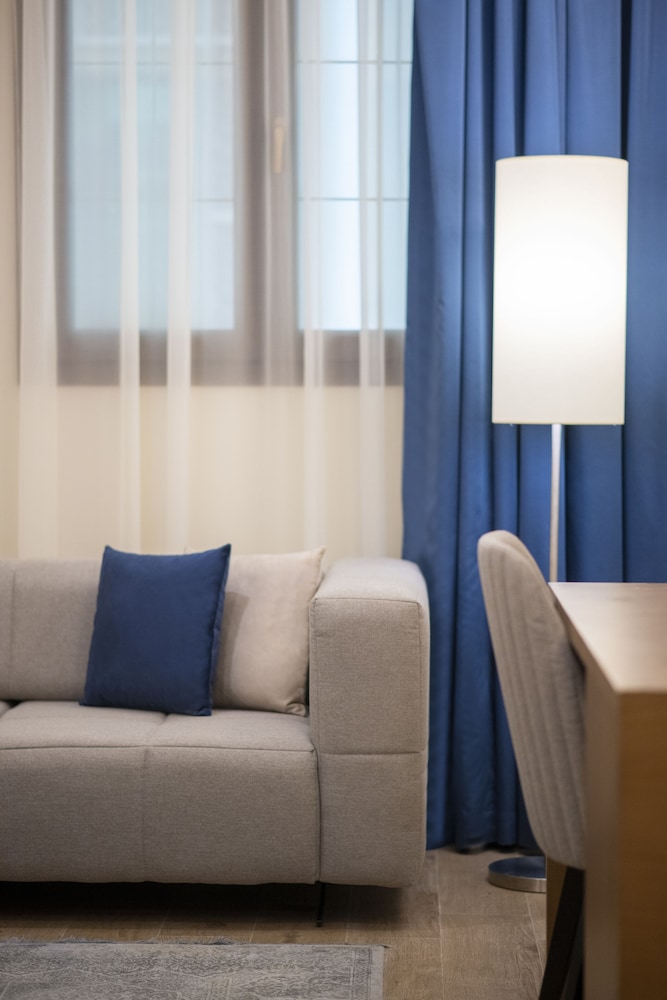 Classic Apartment, 2 Bedrooms, Smoking - Photo 2