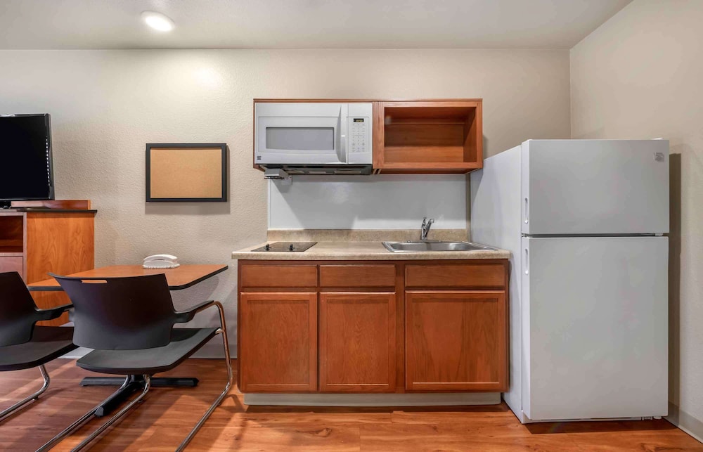Standard Studio, 1 Queen Bed, Refrigerator & Microwave photo 3