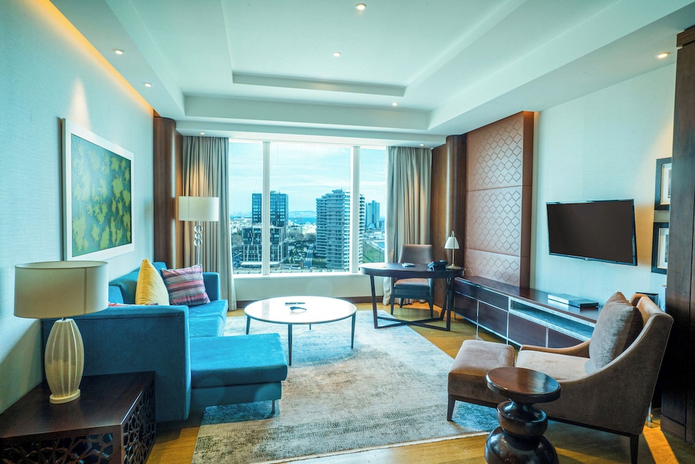 Suite, 1 King Bed thumbnail 5