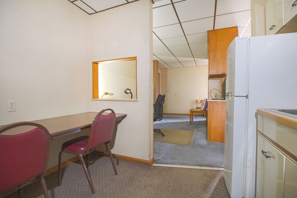 Room, 1 King Bed, Kitchenette photo 2