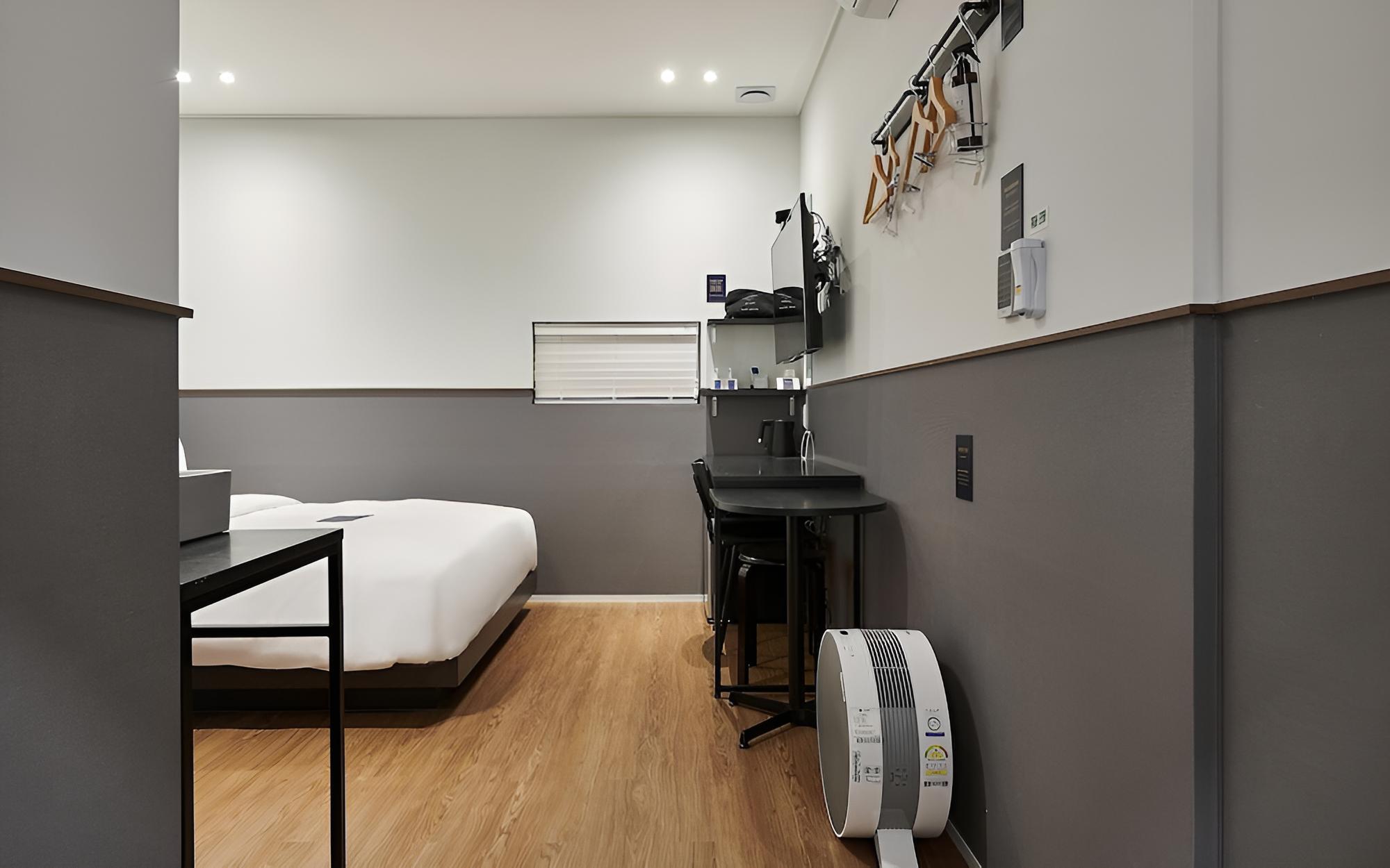 Room (Economy-Non-smoking (No Window Queen ) - Photo 2