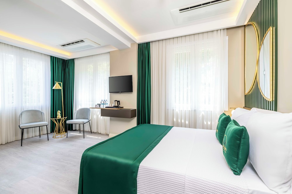 Superior Quadruple Room, City View photo 2