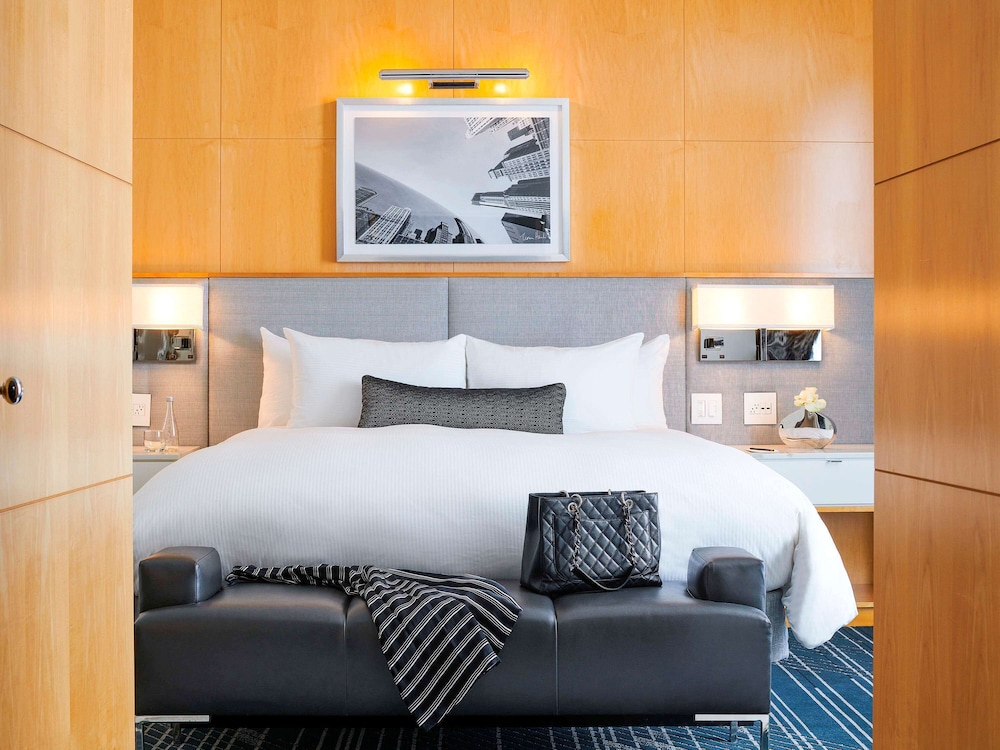 Suite, 1 Bedroom, Corner - Photo 2