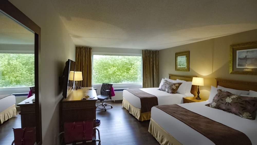 Basic Room, 2 Queen Beds, Refrigerator & Microwave (with Mini-Fridge) photo 1