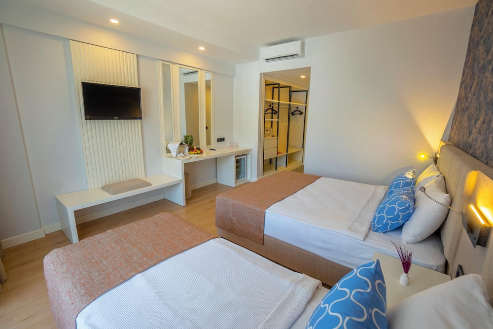 Standard Triple Room, Balcony - Photo 4