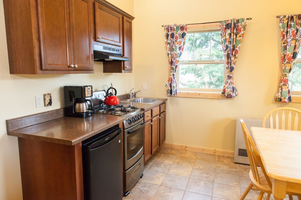 Standard Cabin, 1 Queen Bed, Non Smoking, Kitchen photo 3
