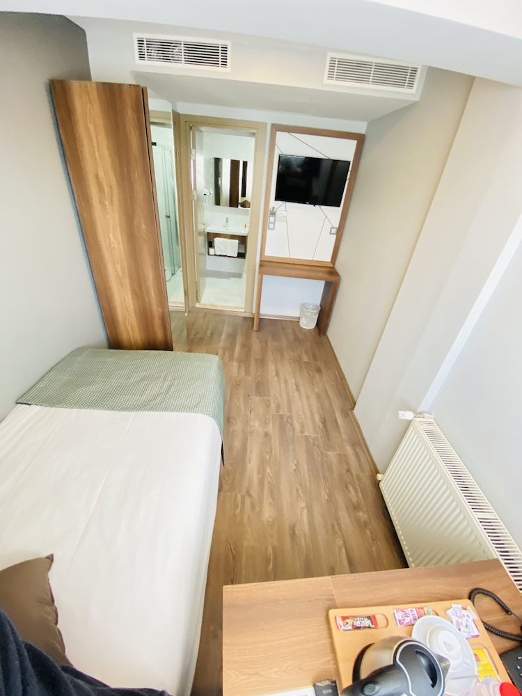 Economy Single Room, 1 Large Twin Bed thumbnail 5