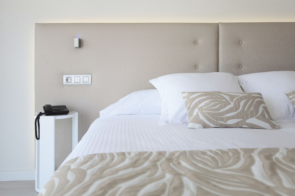 Double Room Single Use, Balcony, Partial Sea View (Single Use) photo 3