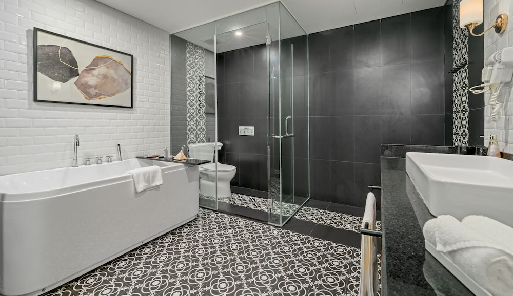 King Suite with Balcony - Photo 13