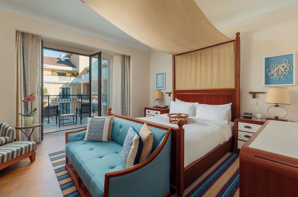 Premium Room, 1 King Bed, Balcony, Partial Sea View