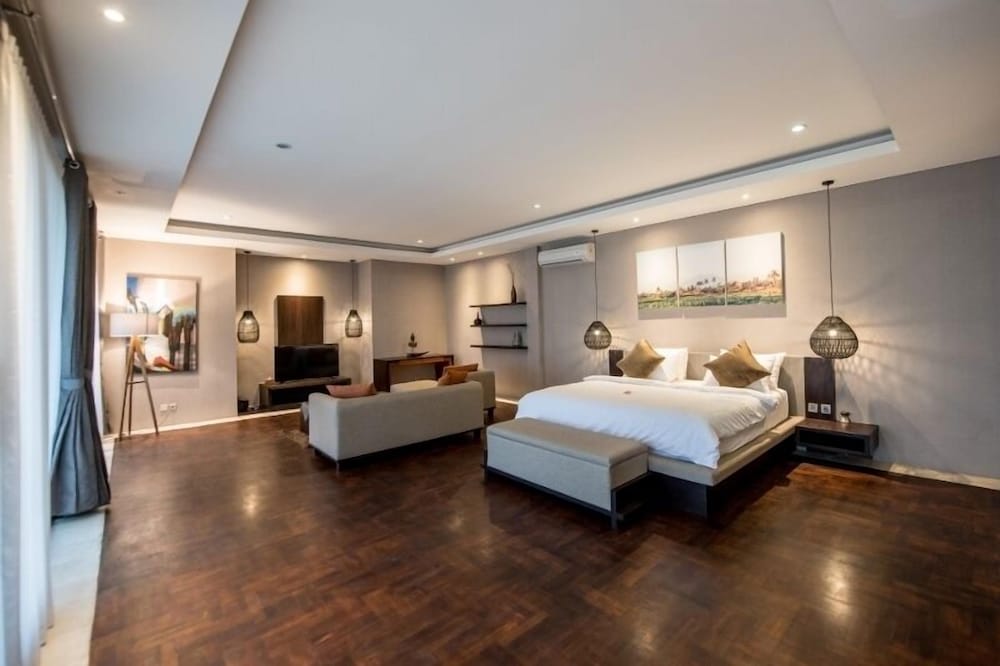 1 Master Bedroom photo 2