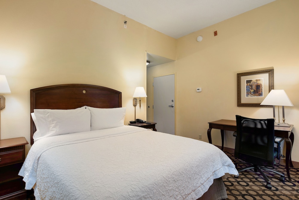One queen bed select non smoking - Photo 7