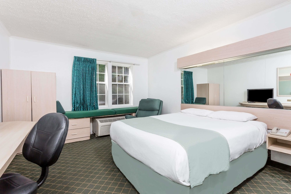Standard Room, 1 Queen Bed, Accessible photo 1