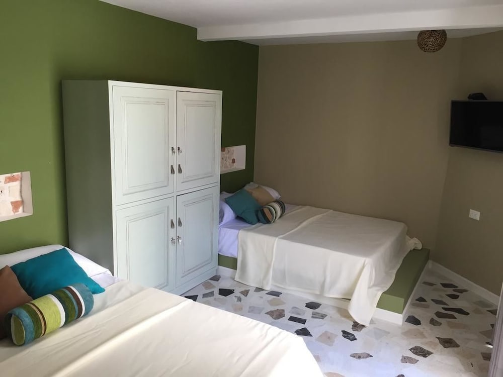 Classic Single Room, Multiple Beds, Private Bathroom photo 2