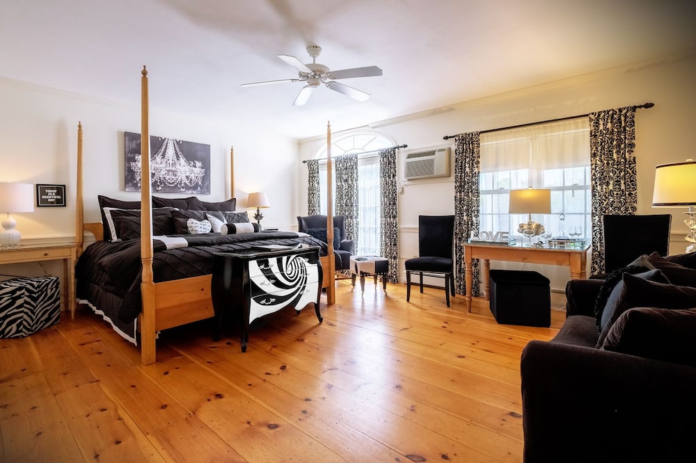 Deluxe Room, 1 King Bed, Porch photo 2