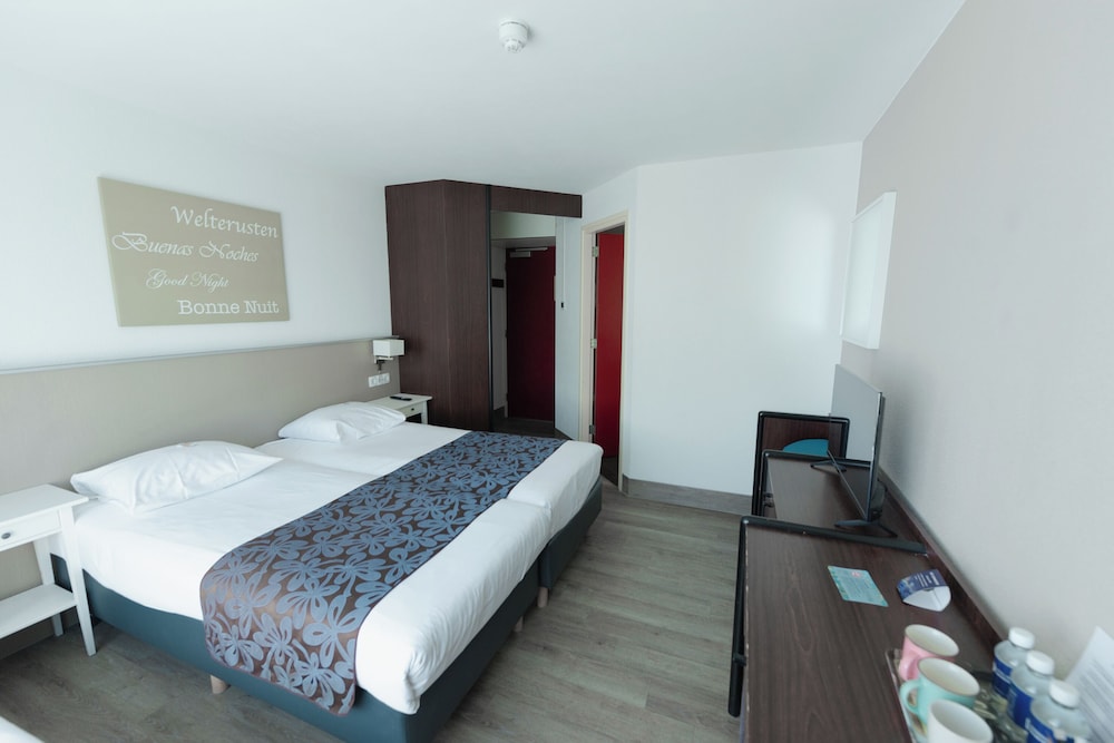 Deluxe Triple Room, 3 Twin Beds - Photo 10