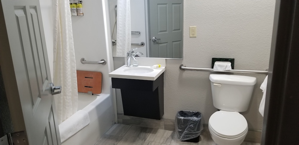 Suite, 1 Bedroom, Accessible Bathtub (Communications, Mobility) - Photo 5