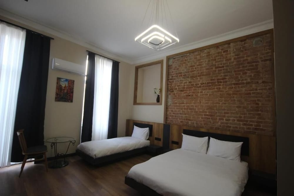 Economy Triple Room photo 2