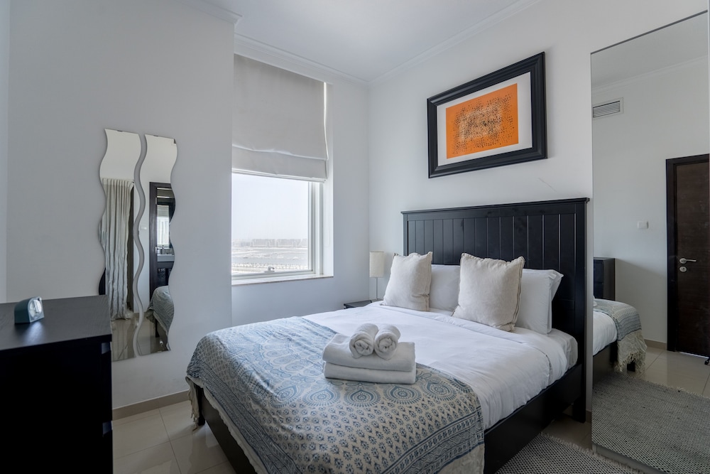 City Apartment, 1 Queen Bed, Marina View photo 2