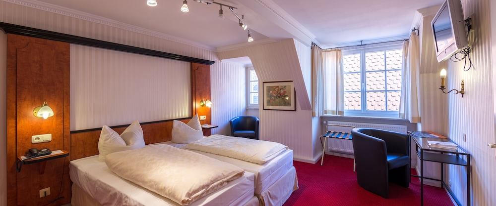 Economy Double Room, 2 Twin Beds (Guest House Plönlein) photo 2