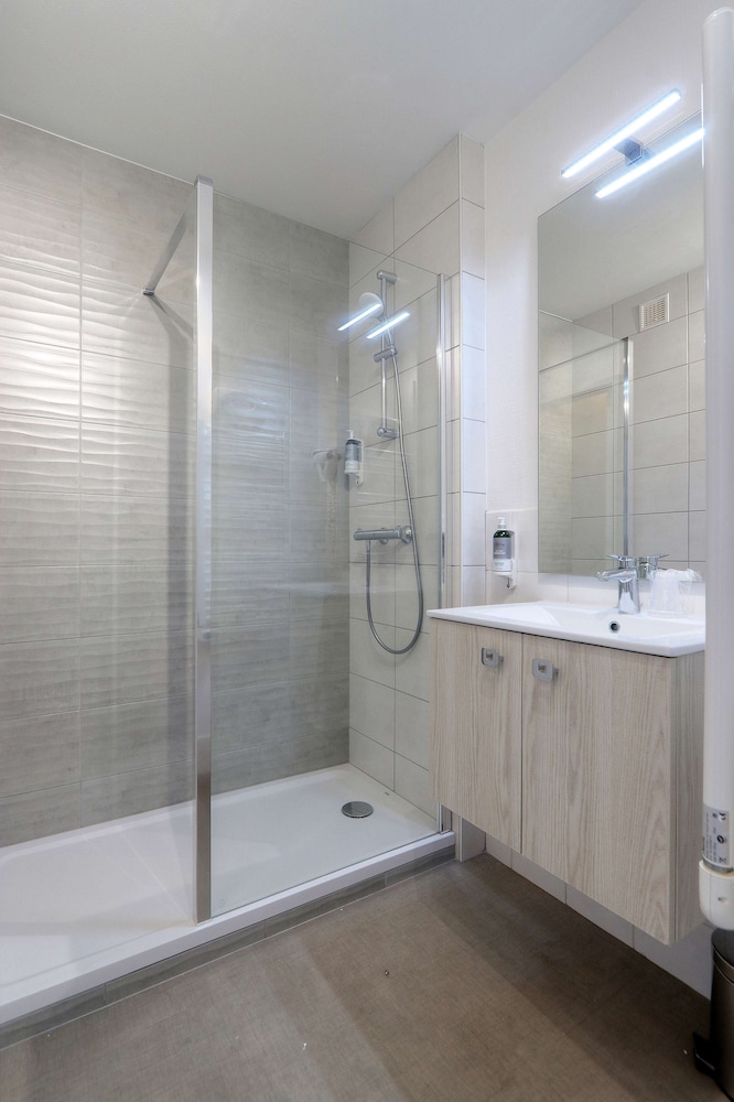 Comfort Room, 1 Queen Bed, Non Smoking, Balcony (Twin bed on request) - Photo 6
