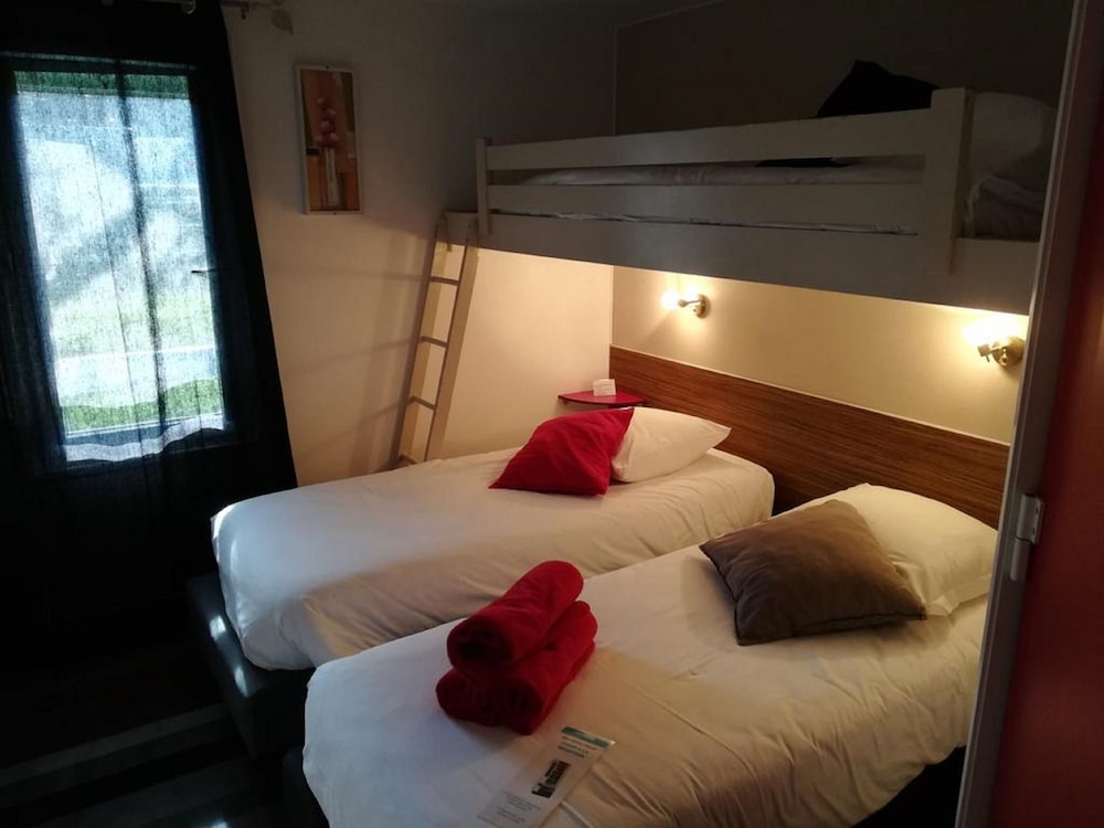 Standard Room, Multiple Beds photo 3